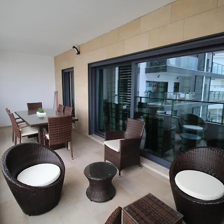 Apartamento T1 Rocha Prime / 1ª Linha *